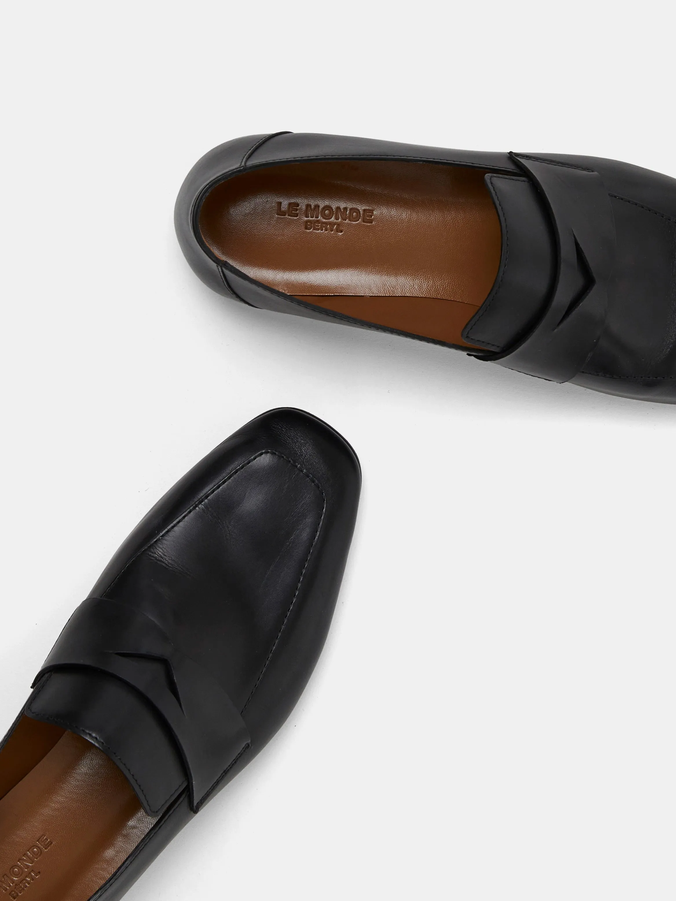 Soft Loafer / Black Placket Leather